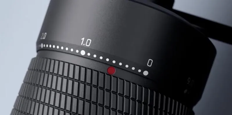 The C6’s top grind dial, numbered 0, 1.0, 2.0, with a red index dot